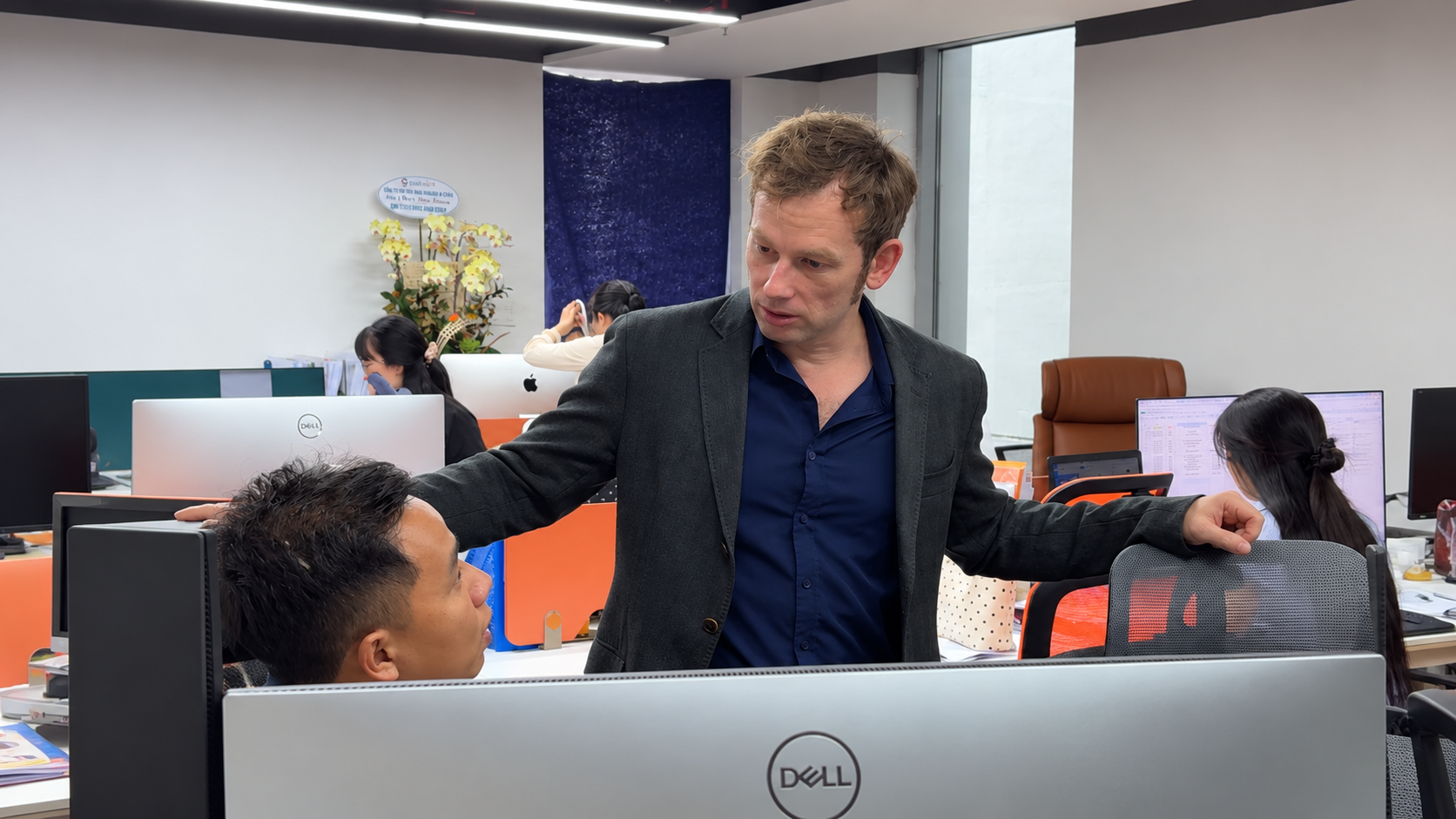 Mr. David và đội ngũ SONG ANH trao đổi phương án thiết kế tại văn phòng.